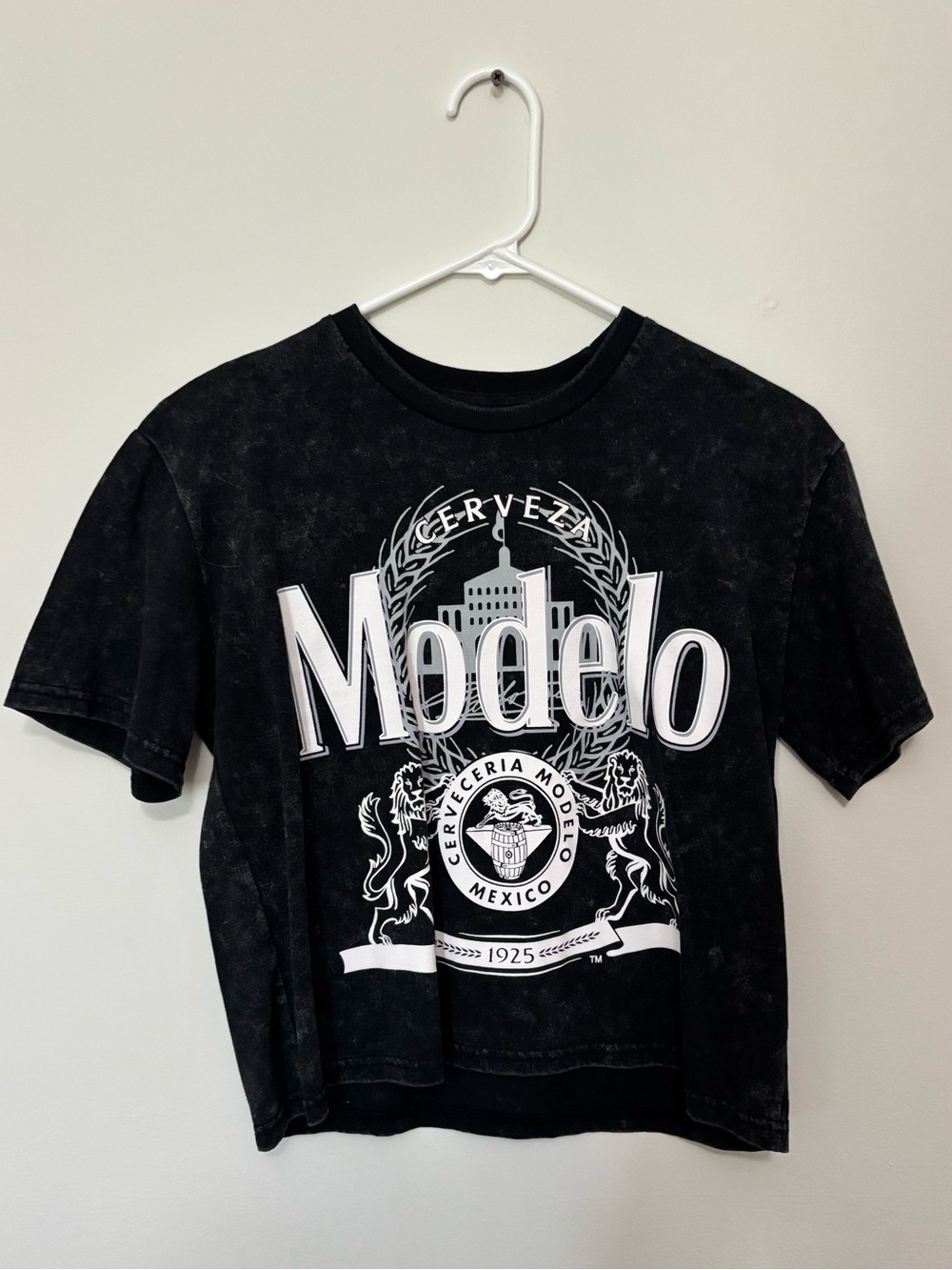 Model cropped tee